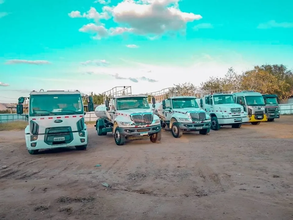 Frota de caminhões-pipa da TAP estacionada no pátio